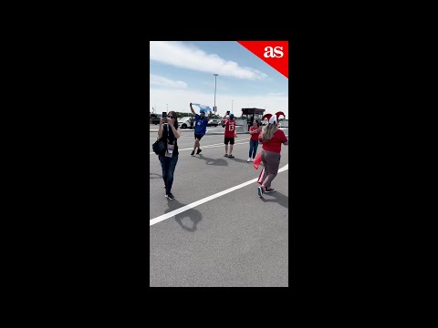 Un hincha se pasea con la bandera argentina frente a los chilenos y esto ocurre en Nueva Jersey