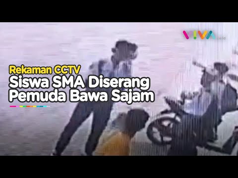 Terekam CCTV, Dua Pemuda Bersenjata Tajam Serang Siswa SMA