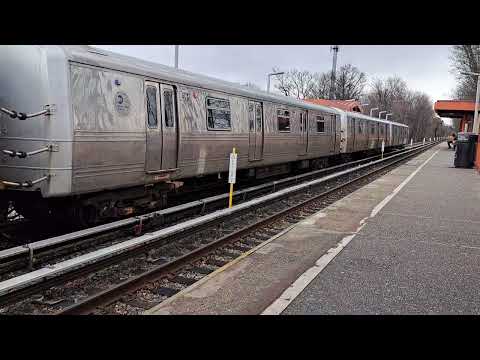MTA: R44 Staten Island Railway arrives and departs Eltingiville