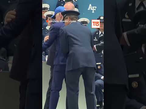 Joe Biden sufrió una caída en medio de una ceremonia realizada por la Fuerza Aérea