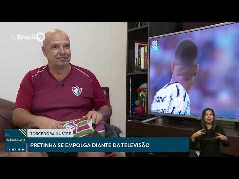 Torcedora ilustre: Pretinha se empolga diante da televisão | Stadium