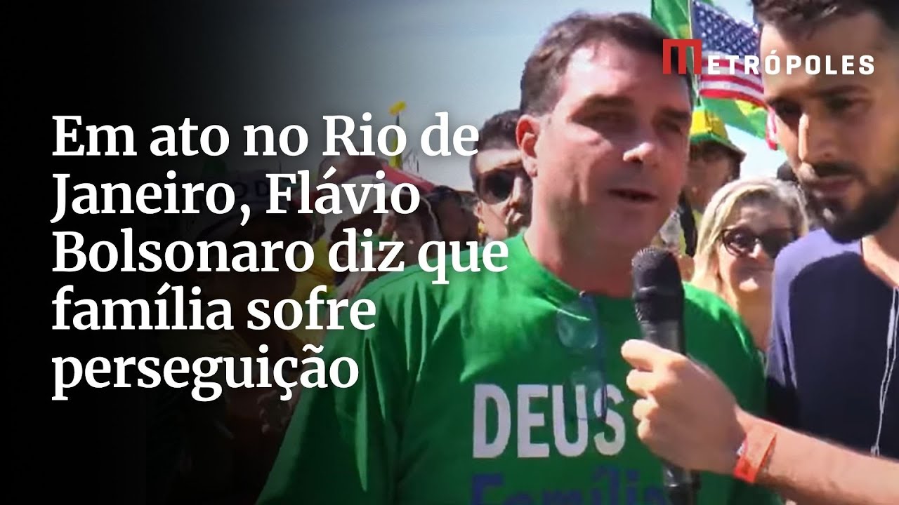 Em ato no Rio de Janeiro Flávio Bolsonaro diz que família sofre perseguição