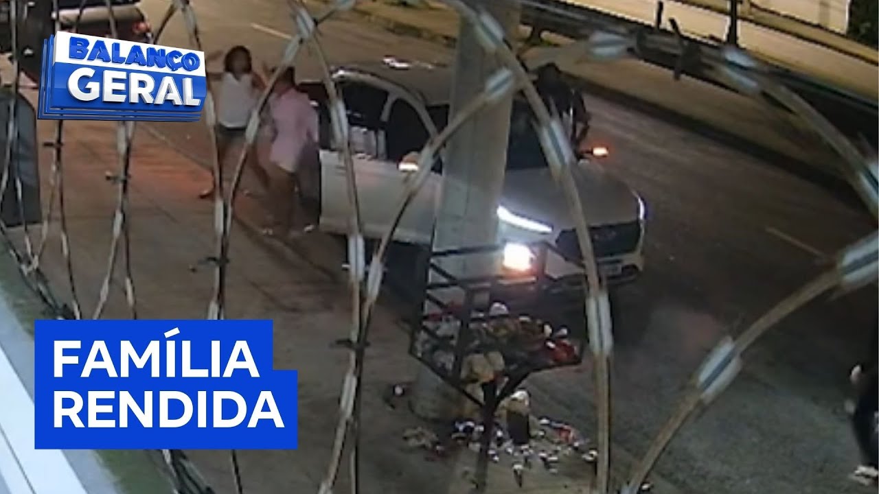 Família é rendida e tem carro roubado por criminosos ao chegar em casa