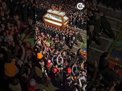 Cientos de fieles acompañaron la procesión del Señor del Santo Sepulcro en Ayacucho.
