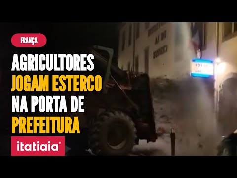 AGRICULTORES JOGAM ESTERCO NA PORTA DE PREFEITURA E DELEGACIA NA FRANÇA DURANTE PROTESTO