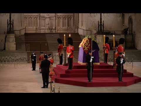 Cierra la capilla ardiente de Isabel II tras recibir visitas durante cuatro días
