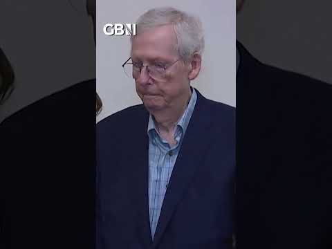 U.S. Senate Republican Mitch McConnell freezes during press conference #USA #MitchMcConnell #GBNews