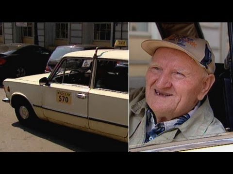 Mimo podeszłego wieku nie rezygnuje ze swojej pracy, która niewątpliwie jest też jego hobby - poznajcie pana Jana i jego wyjątkową taksówkę.