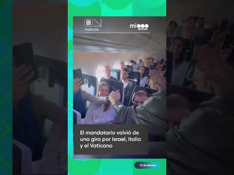 A lo rockstar: Milei saludó a los pasajeros en su vuelta a Argentina
