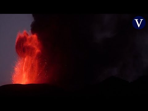 El volcán Etna entra en erupción arrojando lava, humo y ceniza