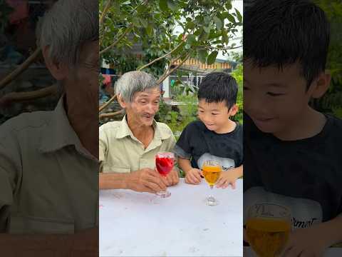 Hai ông cháu chơi khăm lẫn nhau