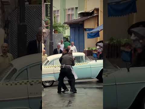¡El caos comienza cuando Ali intenta entrar  por la fuerza! - Öyle Bir Geçer Zaman Ki #shorts