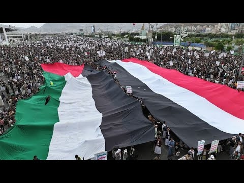 بالفيديو – مظاهرات في اليمن تنديدًا بالغارات الأمريكية ودعمًا للفلسطينيين في غزة