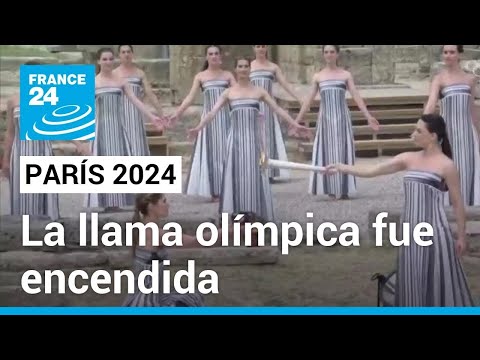 La llama olímpica va camino a París luego de ser encendida en la antigua Olimpia