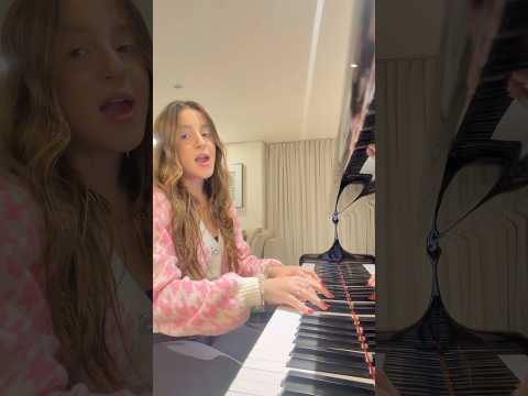 Marcela Jardim tocando piano @BillieEilish #shortsviral