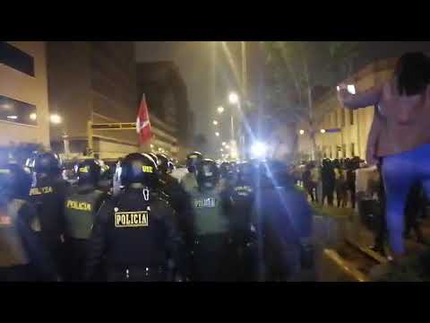 Policía dispersa a los manifestantes en el Centro de Lima tras el inicio del toque de queda