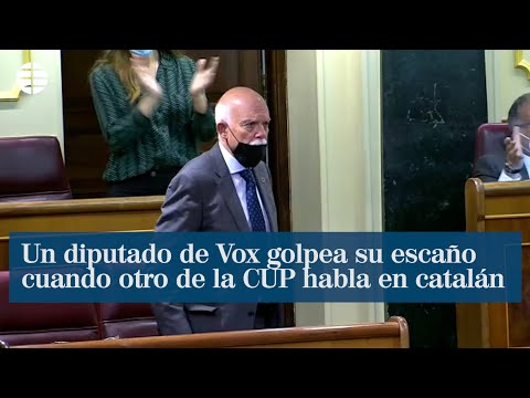 Un diputado de Vox golpea su escaño cuando otro de la CUP habla en catalán en el Congreso