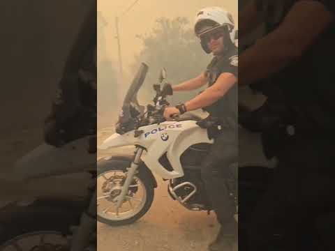 Συγκλονιστικό βίντεο από τη διάσωση ηλικιωμένων από αστυνομικούς στη φωτιά στην Πάρνηθα