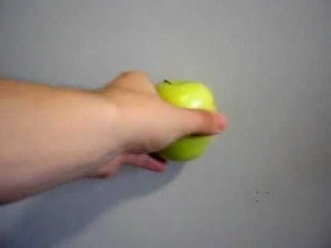 Video: Kaip obuoliu paliesti sieną - Ar ir tu bandei sieną pritraukti prie obuolio?