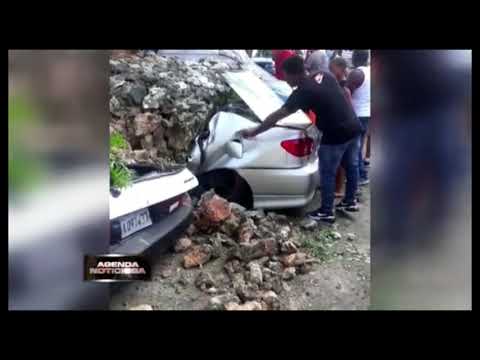 Vehículos son sepultados por muro en Villa Duarte