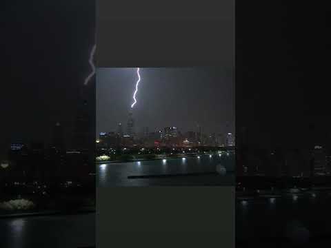 Lightning strikes Willis Tower in Downtown Chicago