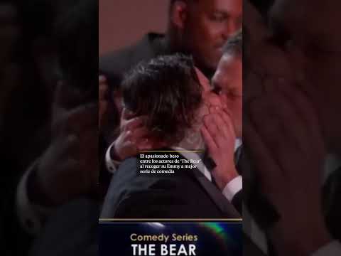 EMMY 2023: El apasionado beso entre los actores de 'The Bear' al recoger su premio #shorts