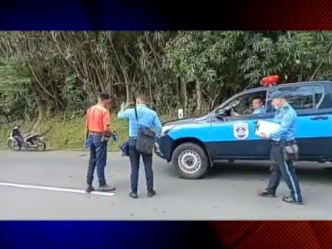 Vehiculo impacta a pareja de motorizados y los deja en estado crítico