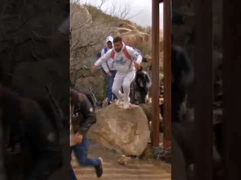 Migrantes en San Diego eluden el muro fronterizo saltando unas rocas