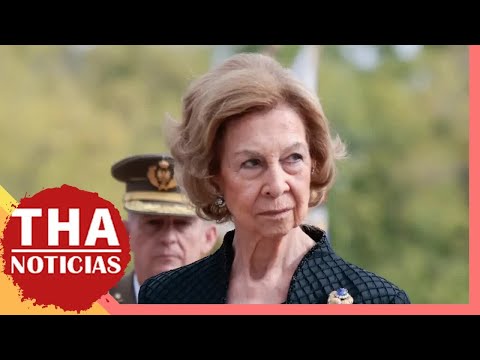 La reina Sofía, con cara de pocos amigos, lanza un guiño inesperado al rey Juan Carlos en plena...