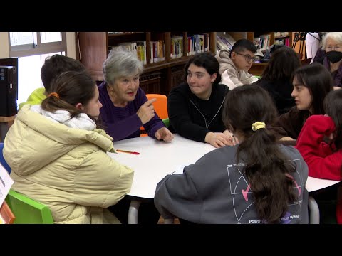Mayores emigrantes intercambian experiencias vitales con alumnos de un instituto de Pontevedra