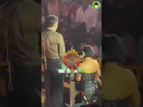 La Reacción De Leonardo Al Ver A Christian Nodal Besar Así A Su Hermana Angela