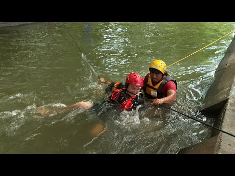 Bomberos aprenden técnicas de rescate en aguas turbulentas