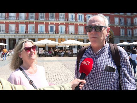 Turistas disfrutan del Jueves Santo en el centro de Madrid