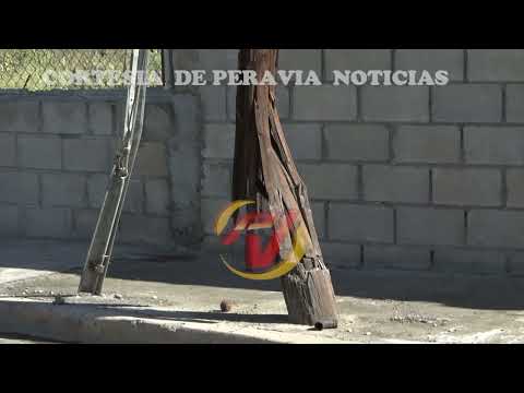 Pese a peligro poste eléctrico en madera no es retirado por EDESUR