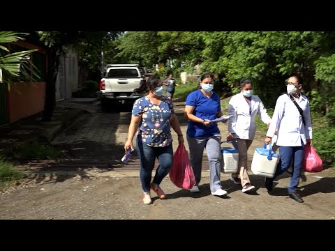 Familias del bario Villa Libertad reciben vacunas anti Covid-19