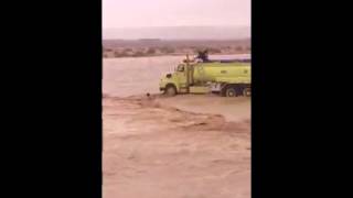 فيديو:موقف بطولي من أفراد الدفاع المدني بحوطة سدير بإنقاذ مقيم من الغرق ( بوادي وراط )