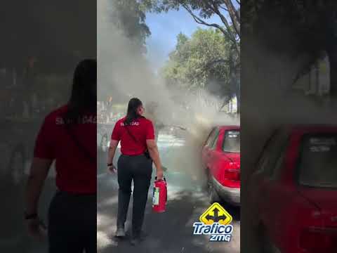 Un vehículo se prendió en llamas al cruce de las avenidas Mariano Otero y Las Rosas