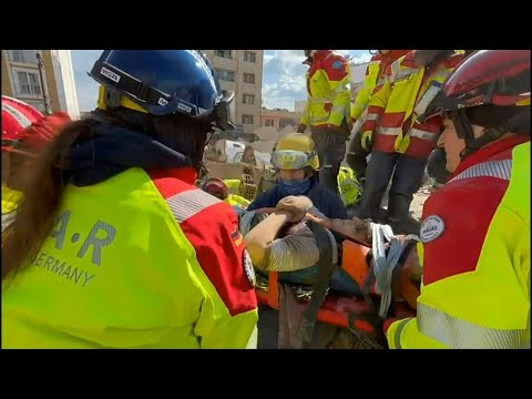 Une femme sauvée en Turquie après plus de 100 heures sous les décombres | AFP Images