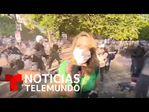 Un equipo de Noticias Telemundo quedó atrapado en medio de la represión policial | Noticia Telemundo