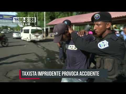 Imprudencia de taxista casi le cuesta la vida a un motociclista en Managua - Nicaragua