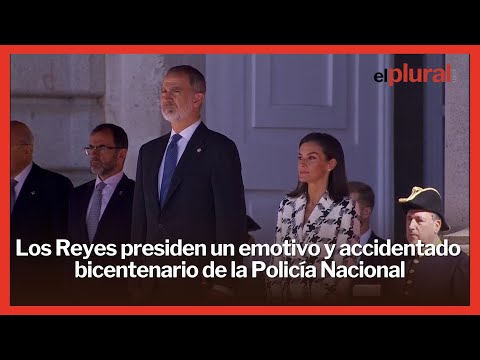 Los Reyes presiden una ceremonia emotiva y accidentada por el bicentenario de la Policía Nacional