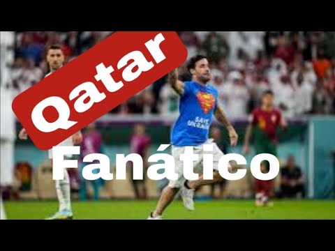 Fanático Entra  al campo de juego con una  bandera en juego  Portugal y Uruguay Qatar
