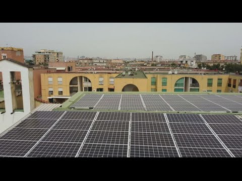 Italie : un quartier pauvre de Naples produit sa propre énergie solaire et gratuite • FRANCE 24
