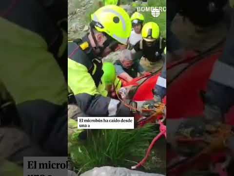 Seis menores heridos, tres de gravedad, tras despeñarse un microbús en el Pirineo
