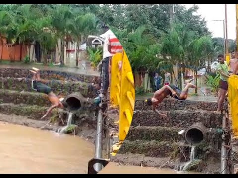 Jóvenes se lanzan a nadar en el Río Jaya SFM desbordado por tormenta tropical Isaías