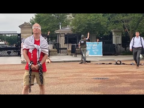 Demonstrators outside the White House protest Netanyahu's visit to Washington