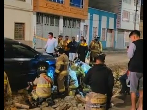 Conductor cayó al hueco de una obra pública y tuvo que ser rescatado por bomberos