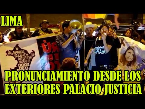 MANIFESTANTS LLEGARON HASTA LOS EXTERIORES DEL PALACIO DE JUSTICIA EN LIMA PATA EXIGIR JUSTICIA..