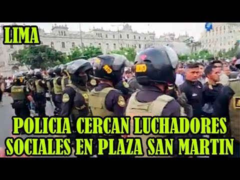 CIENTOS DE POLICIAS IMPIDEN QUE INGRESEN PLAZA SAN MARTIN DE LA CAPITAL PERUANA