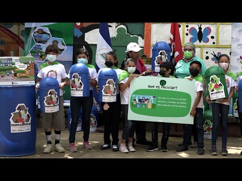 Comuna dona recipientes de basura a colegio capitalino